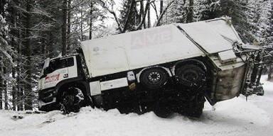 Schnee: Müllwagen drohte abzustürzen 