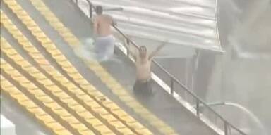 Fans schwimmen im Fussball-Stadion