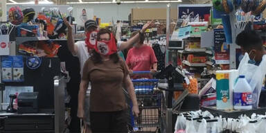 US-Paar kauft mit Nazi-Gesichtsmasken in Walmart ein - Rauswurf