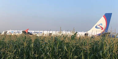 Moskau: Passagierjet landet in einem Maisfeld