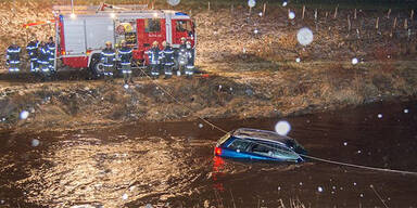Kreuzung übersehen: Auto stürzt in Fluss