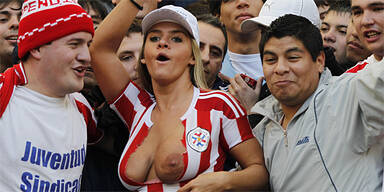 Nackt-Fans peitschen Paraguay ins Halbfinale
