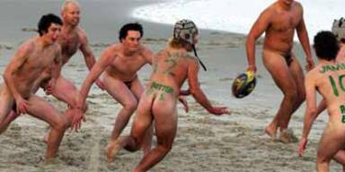 Nackt-Rugby am Strand von Neuseeland