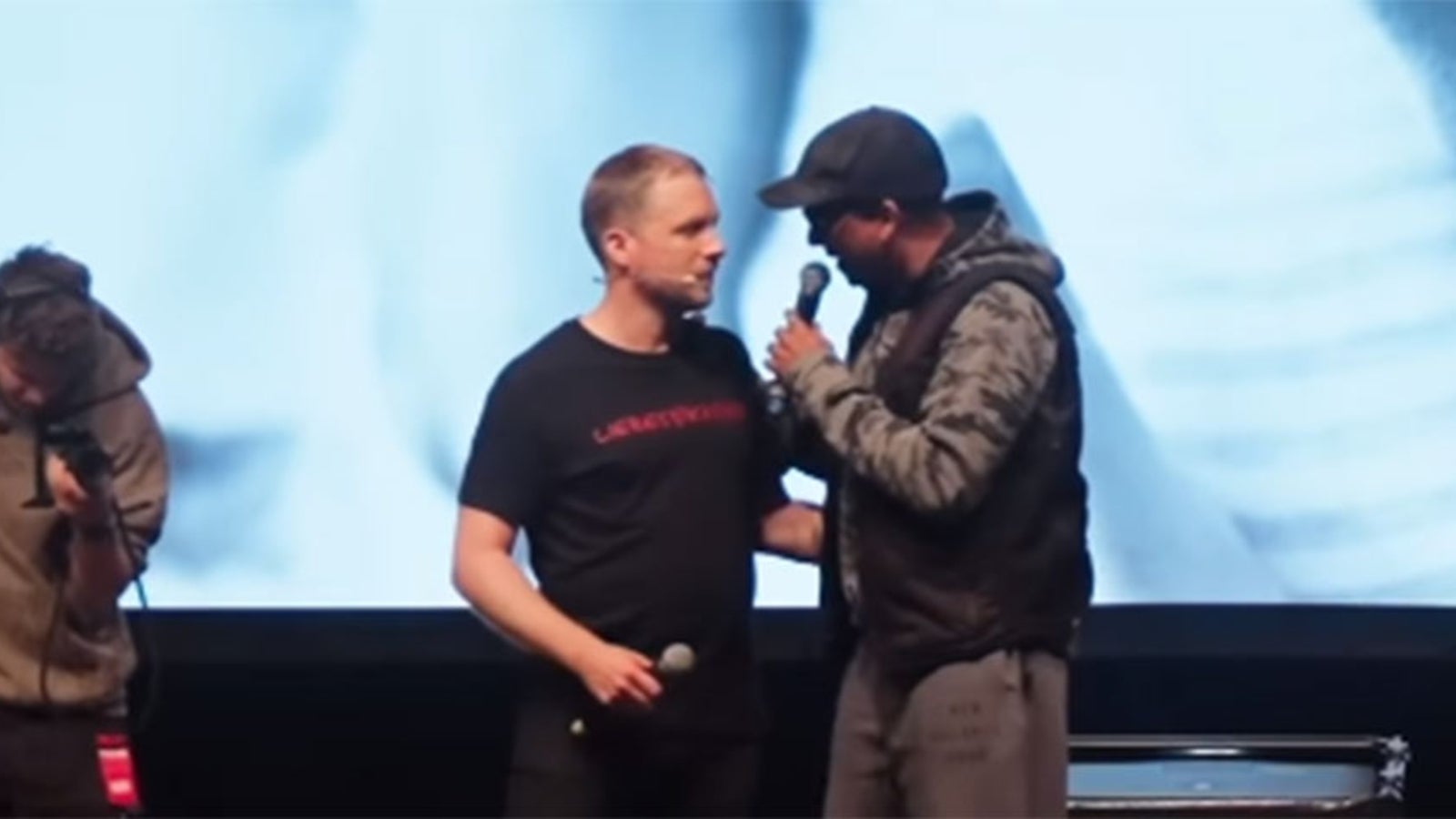 Nach Corona-Schwurbelei: Pocher holt Xavier Naidoo auf die Bühne - stars24