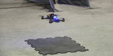 NASA-Pilot schlägt Robo-Drohne hauchdünn