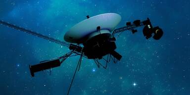 Das Raumschiff Voyager 1 der NASA das durch den interstellaren Raum oder den Raum zwischen Sternen fährt.