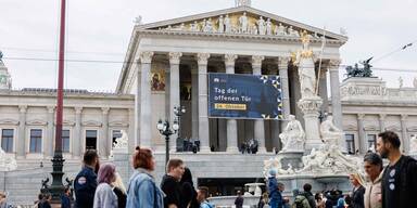 Blick auf das Parlament beim "Tag der offenen Tür" im Rahmen des Nationalfeiertags