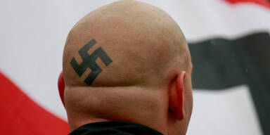 Nazi-Tattoo im Freibad: Verdächtiger festgenommen