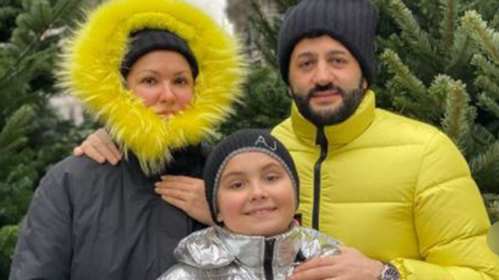 Anna Netrebko Mit Familie Beim Weihnachtsbaum Kaufen - Stars24