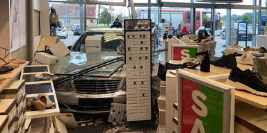 Auto-Lenkerin crasht in Schuh-Geschäft