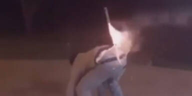 Silvester-Scherzbold schießt Rakete von seinem Hintern ab