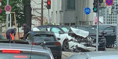 Schwerer Auto-Crash in Wien: Zwei Schwerverletzte