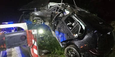 21-jähriger Auto-Lenker crasht in Baum – tot