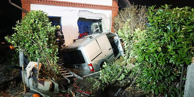 Horror-Crash: Kleinbus durchschlägt Hausmauer