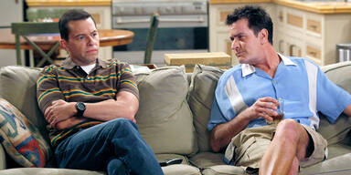 John Cryer als Alan und Charlie Sheen in Two and a half Men