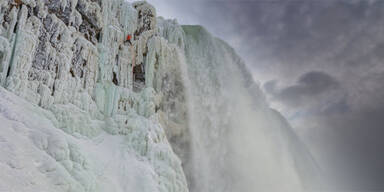 Paar klettert gefrorene Niagara-Fälle hinauf