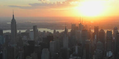 Sonnenuntergang über Dächern von New York