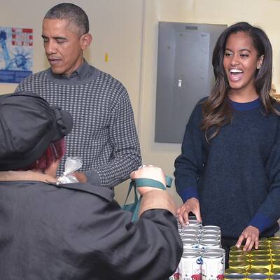Hier teilen die Obamas Essen aus