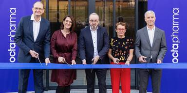 Andreas Herzog (Generalsekretär PHARMIG), Manuela Sachs (Bezirksrätin Wien-Favoriten), Oliver Clairotte (Chief Production Officer Octapharma), Barbara Rangetiner (Geschäftsführerin Octapharma Österreich) und Thorsten Konrad (Head of VI&P Octapharma Wien) beim Banddurchschnitt anlässlich der Standorterweiterung von Octapharma Wien 