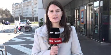 oe24-Reporterin Julia Rauch vor Hofer-Filiale