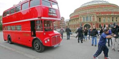 Mann zog Bus mit den Ohren durch London