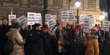 "Omas gegen Rechts" demonstrieren gegen WKR-Ball
