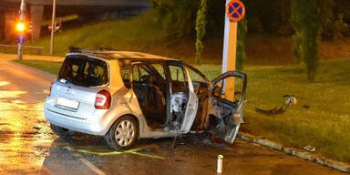 Alko-Lenker crasht in Wien gegen Lichtmast: Auto brennt aus
