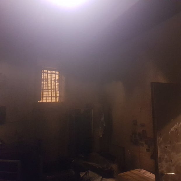 Schock-Bilder der verwüsteten Feuer-Zelle