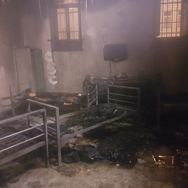 Schock-Bilder der verwüsteten Feuer-Zelle