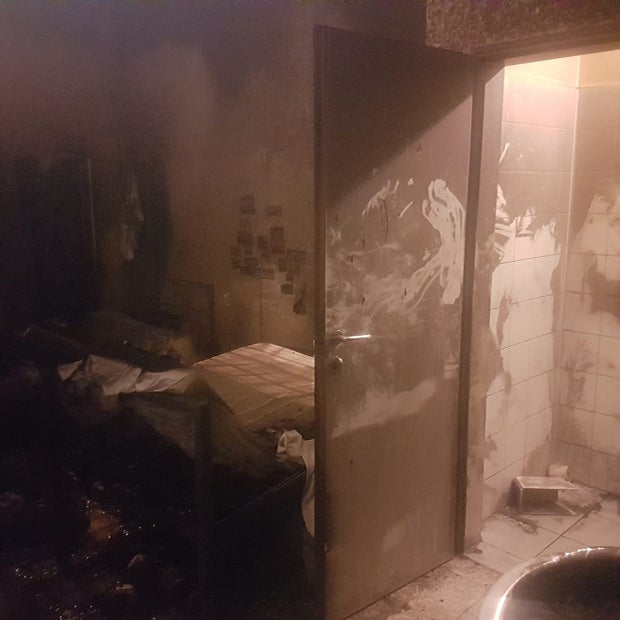 Schock-Bilder der verwüsteten Feuer-Zelle