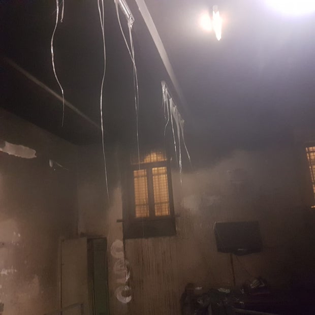 Schock-Bilder der verwüsteten Feuer-Zelle
