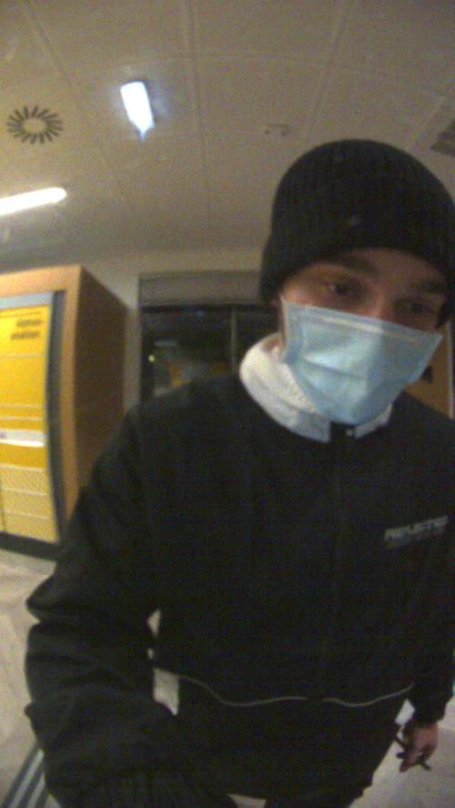 Wenn Sie diesen Mann sehen, rufen Sie die Polizei