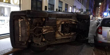 Luxus-SUV crasht in vier parkende Autos mitten in Wien