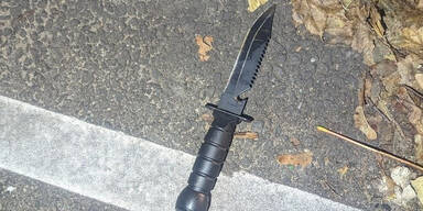 Mann attackiert Kontrahenten vor Lokal mit Kampfmesser