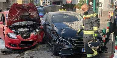 Zwei Pkw crashen in Wien: Ein Auto fängt Feuer