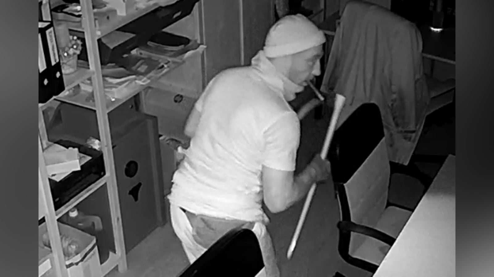 Erwischt! Einbrecher leuchtet sein Fahndungsfoto selbst aus oe24.at