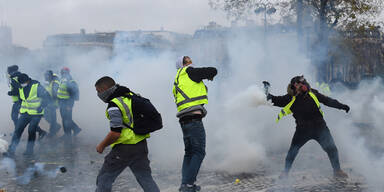 Tränengas auf den Champs-Élysées