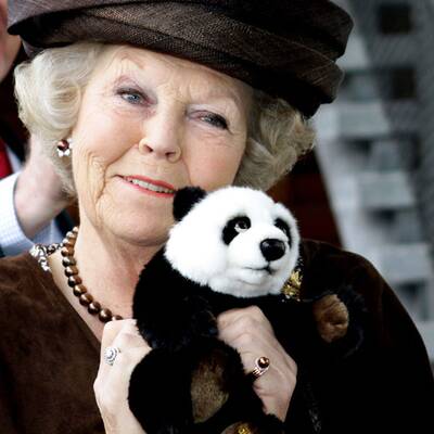 Königin Beatrix posiert mit Panda für den WWF