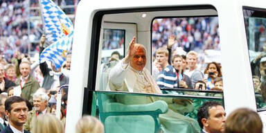 Papst Benedikt im Papamobil