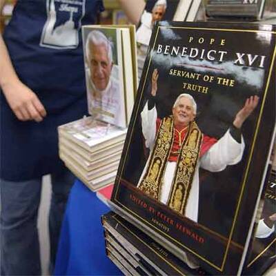 Das Geschäft mit Papst-Souvenirs blüht.