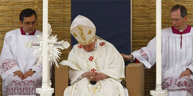 Papst schläft bei eigener Messe ein