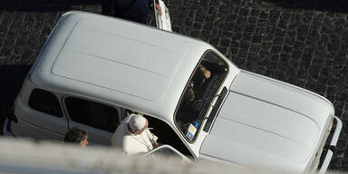 Papst Franziskus mit Oldtimer auf Spritztour