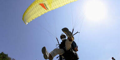 Bei Landung: Paraglider legt Fussballer flach