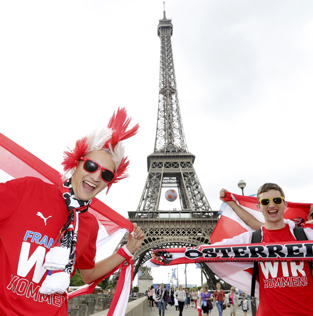 Österreich Fans Paris Eiffelturm