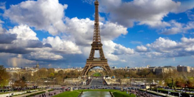 Windräder und Solarzellen für Eiffelturm