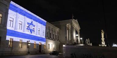 Parlament mit der israelischen Flagge beleuchtet
