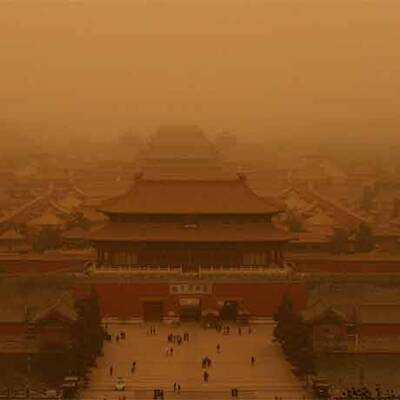 Sandsturm färbt Himmel über Peking orange