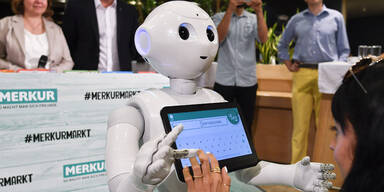 Roboter "Pepper" hilft Merkur-Kunden
