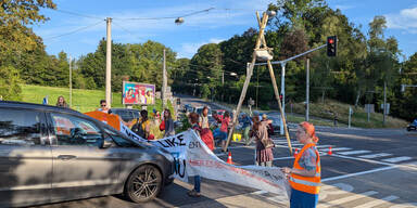 Klima-Aktivisten stören Verkehr mit Holzgerüst