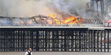Feuer zerstört historischen Pier in England